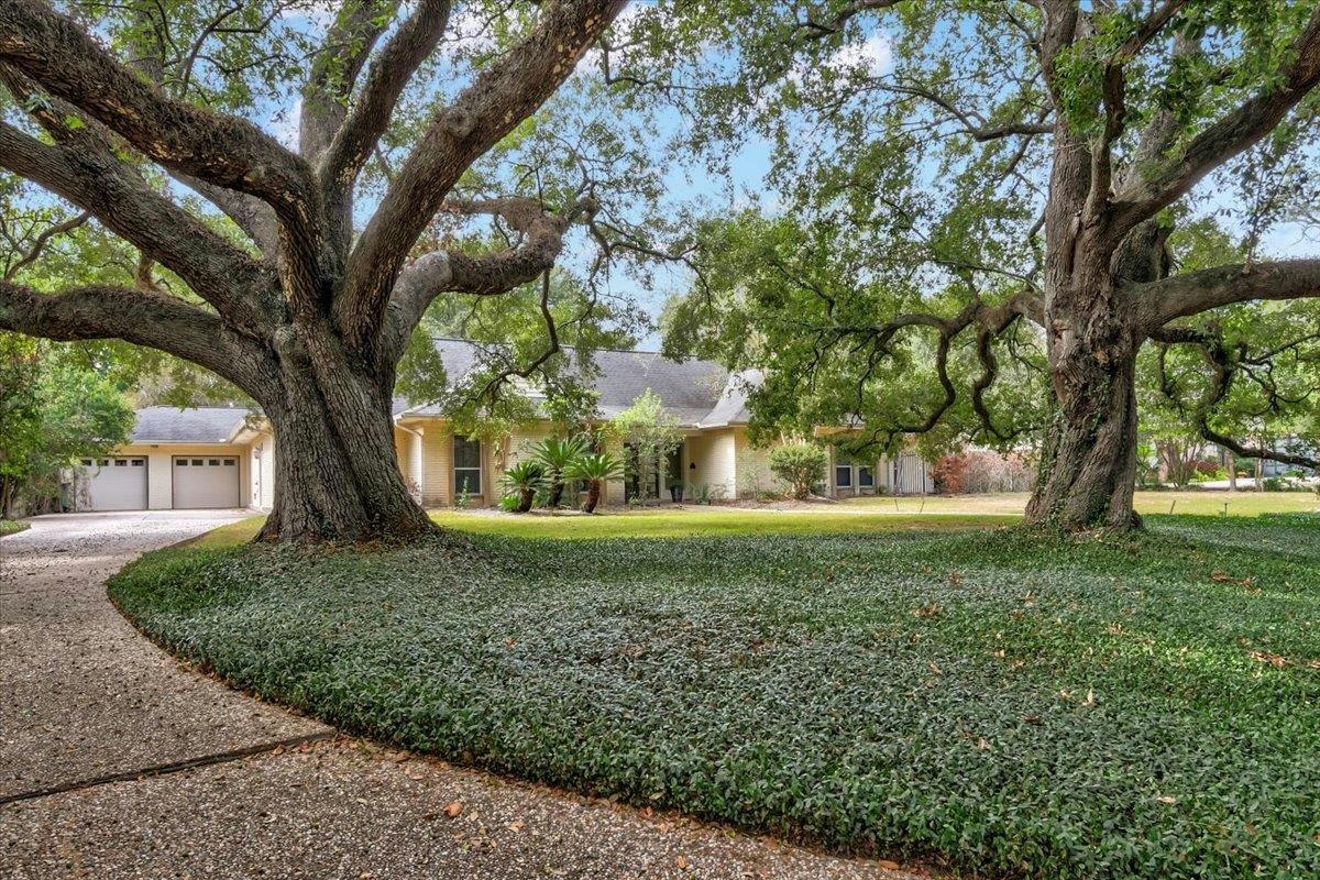 85 AVENUE OF THE OAKS Beaumont TX 77707 Single Family Residence